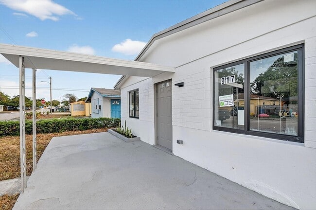 Photo - 917 W 2nd St