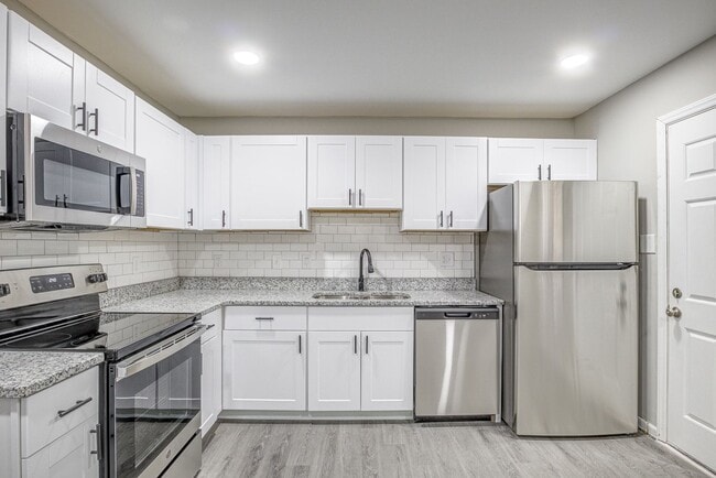 Photo - 2 Bed 1 Bath walking distance to downtown Chapel Hill and UNC Unit 106