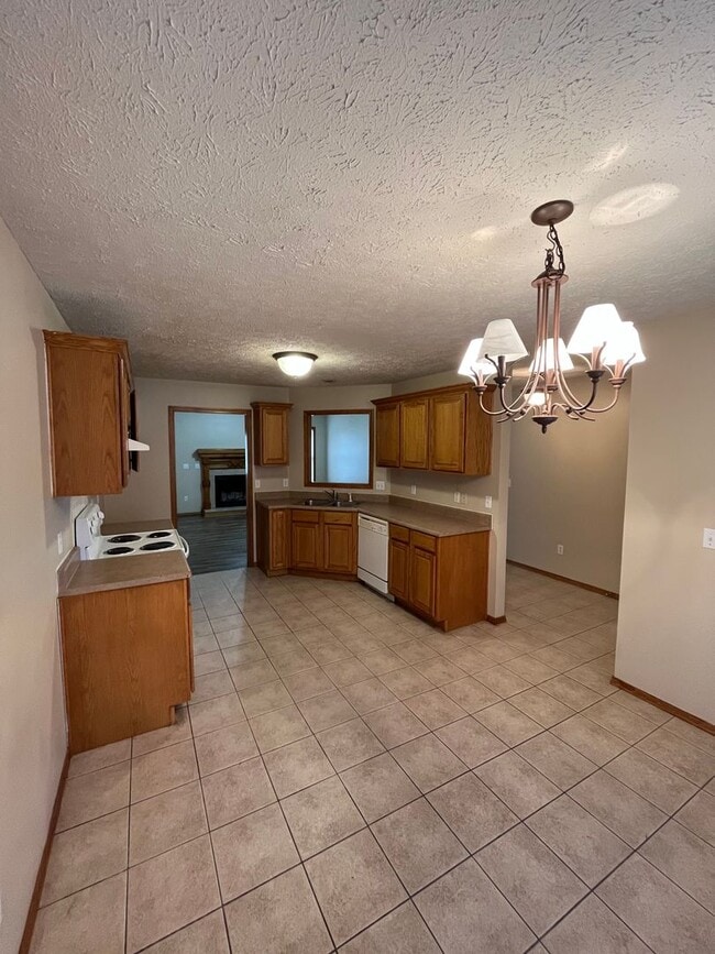 Photo - 3 bedroom 2 bath home in Ozark!  AVAILABLE NOW!