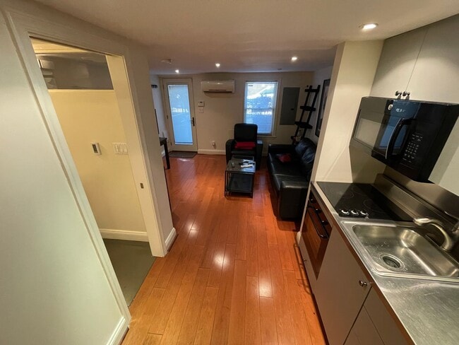 Photo - Fully Furnished English Basement near Capi...