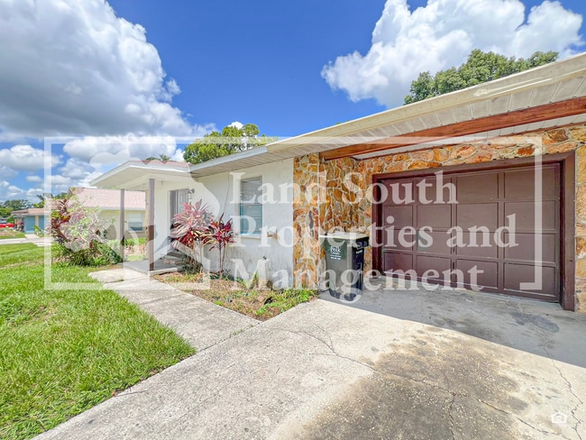 Newly Renovated 3-Bedroom Duplex with Mode... - Newly Renovated 3-Bedroom Duplex with Mode... Casa Adosada