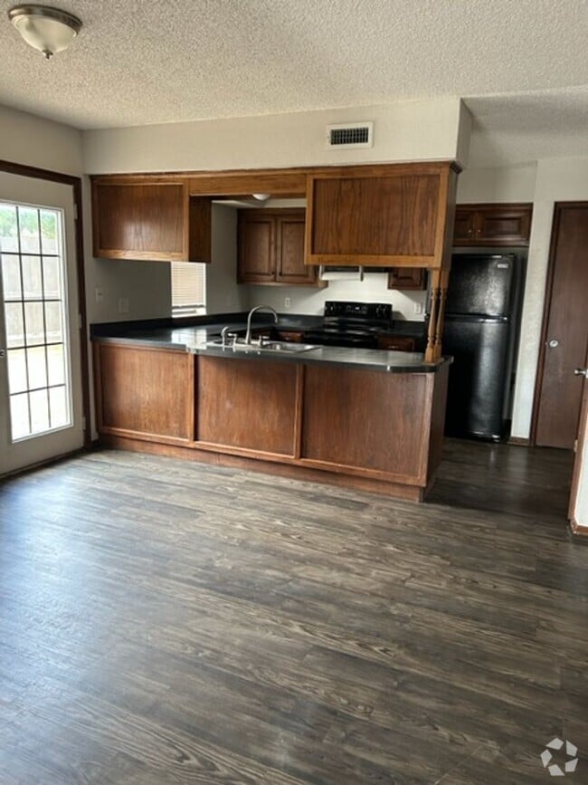 Building Photo - Large 2 Bedroom Rental