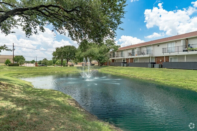 Estanque escénico - Oak Tree Village