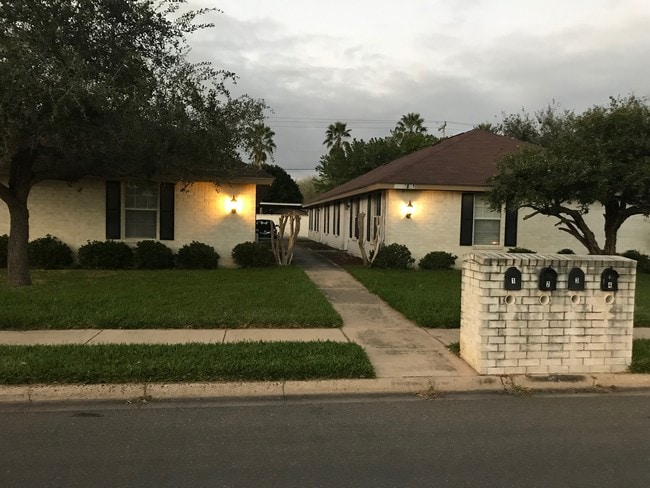 Building Photo - 1801 Lexington Cir Unit #3