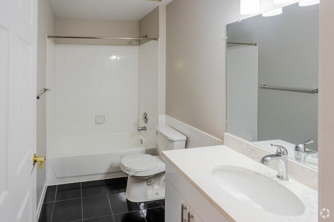2 Bdr, 2 Bath 1010 sf Main Bath