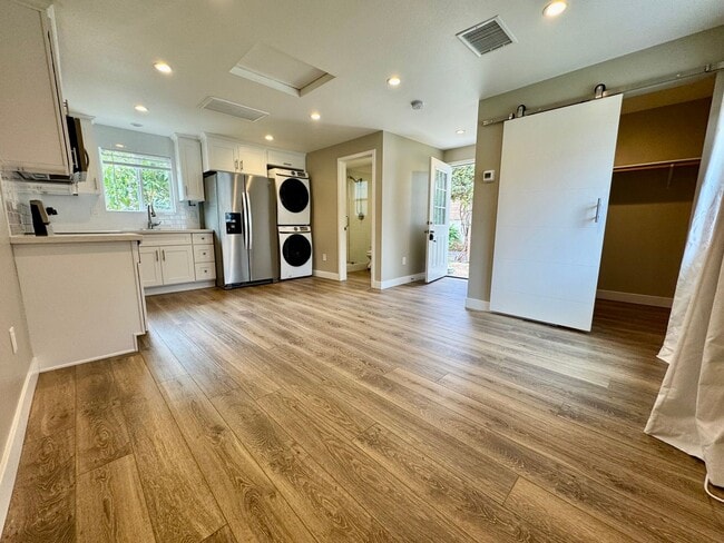 Building Photo - 874-876 North Orange St Unit #876 Rental