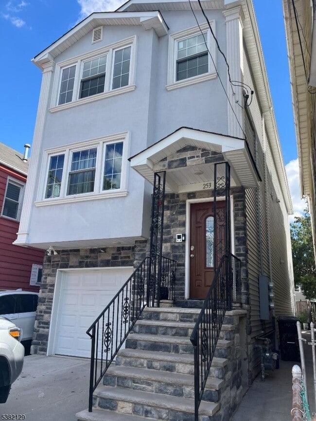 Building Photo - 253 Pine St Rental