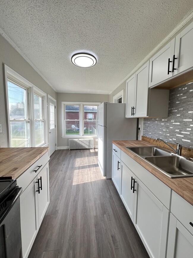 Building Photo - 1008 Rhomberg Ave Unit 1/2