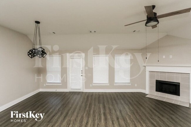 Photo - 537 Windrow Ln
