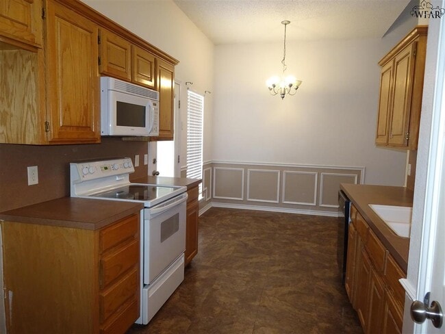 Photo - 405 Swenson St