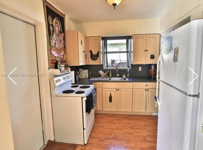 Photo - 2826 Monroe St