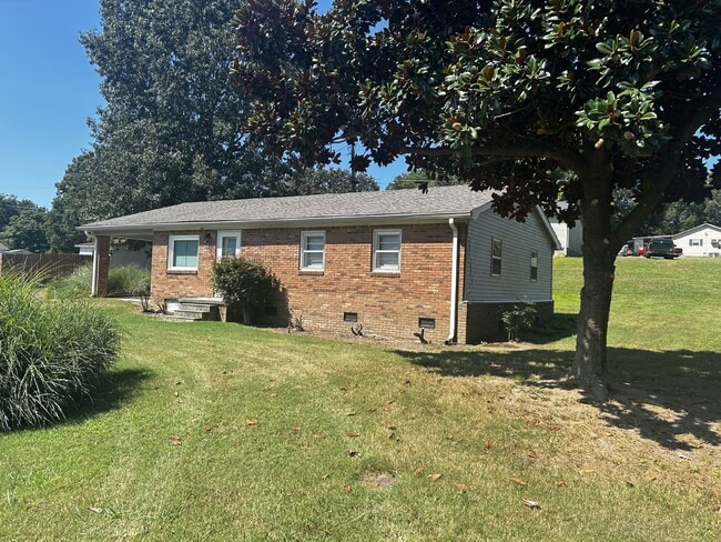 Building Photo - 451 Mill St