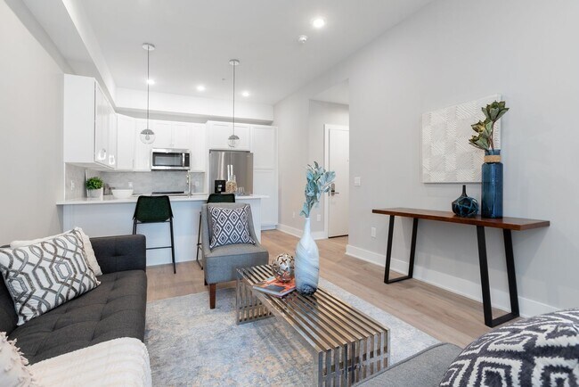 Photo - Washington Court (52 W)