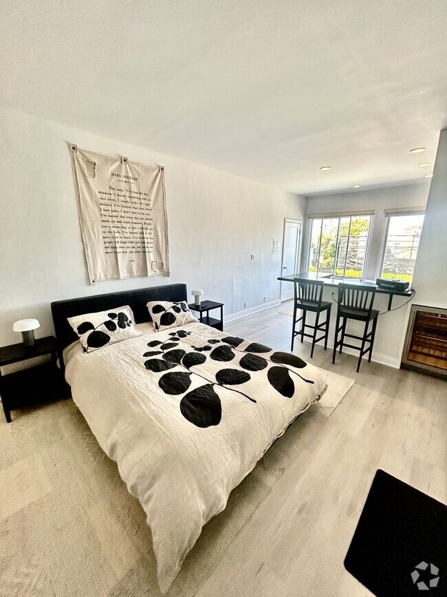 Building Photo - Charming Furnished Marina Studio Rental