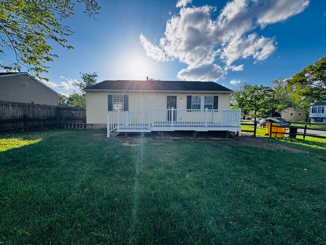 Amplio patio y terraza nueva. - 1242 Cedarcliff Dr