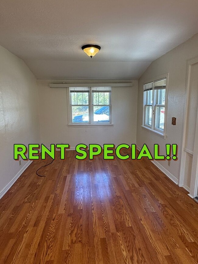 Building Photo - 1001 Silverleaf Ave Unit 2