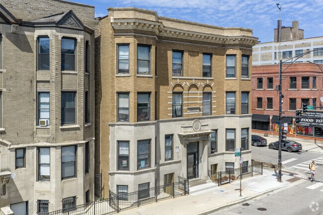 Alternate - 900 W Montrose Ave