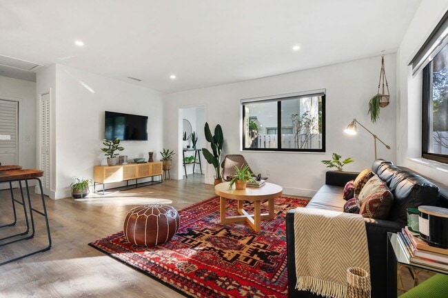 Photo - 2915-2917 Center Street Unit 2917