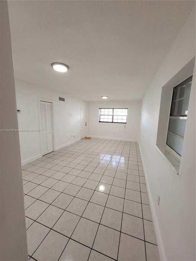 Building Photo - 3026 SW 24th Ter Unit 1