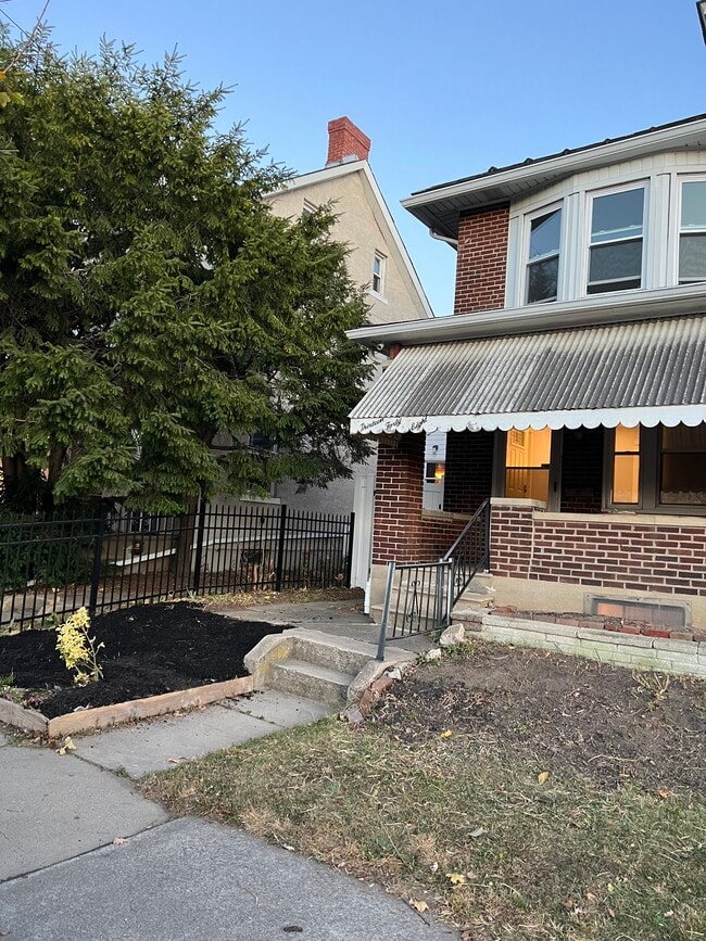 Building Photo - 1348 Easton Ave