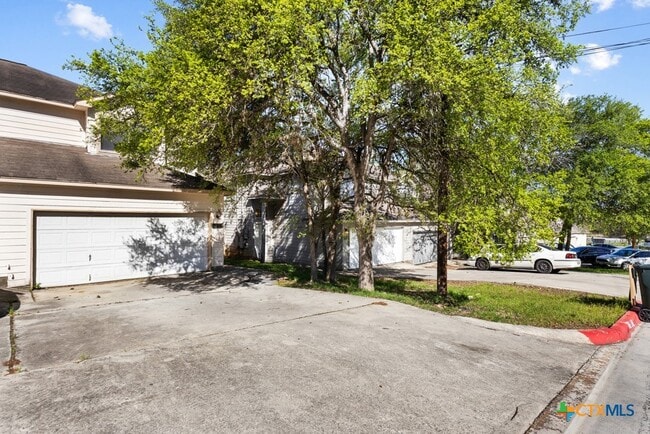 Photo - 832 Sagewood Trail