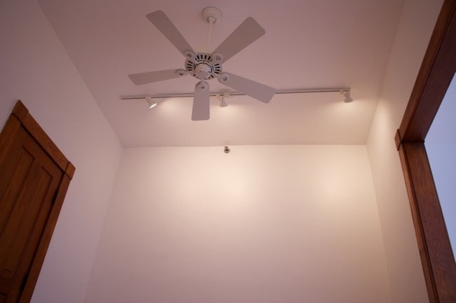 Track Lighting in Library - 210 S Main St Unidad One