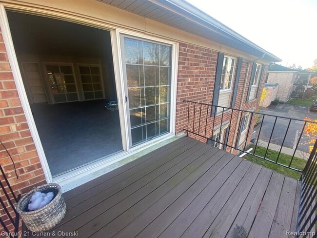 Photo - 6121 Orchard Lake Rd