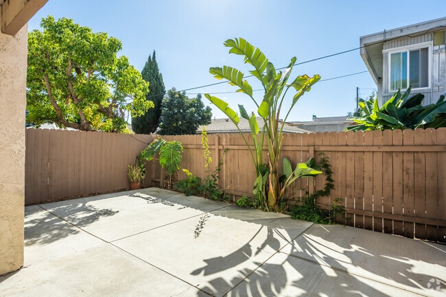 1BR, 1BA - 650SF - Backyard