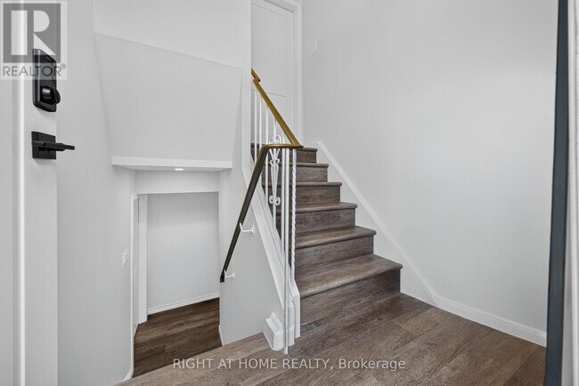 Photo - 1599 Sandgate Crescent