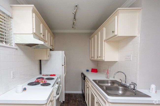 Kitchen - 3620 Garrott