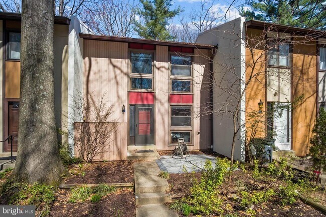 Building Photo - Headline: Spacious & Updated Townhouse in Prime Reston Location