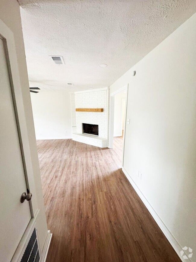 Building Photo - Beautiful 3 Bed Home