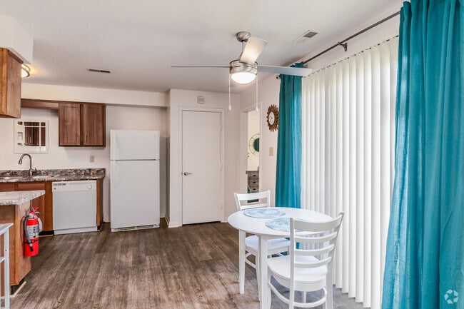 2BR, 2BA - 987SF - Dining Room