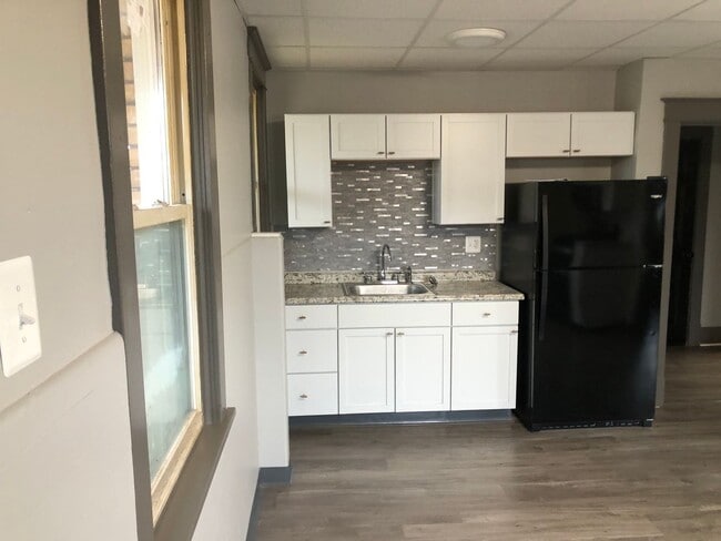 Building Photo - McKees Rocks / Sheraden / Windgap - 1 BR, 2nd floor Apartment - Section 8 Welcome! Unit Apt. #2