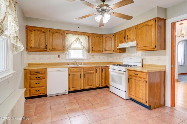 Photo - 73 Russell Rd