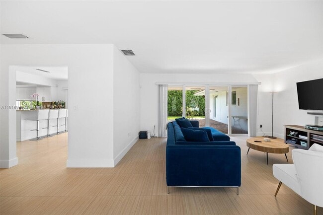 Photo - 811 Capri St