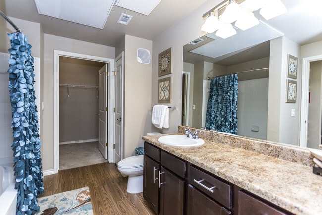 1BR, 1BA - 825 SF