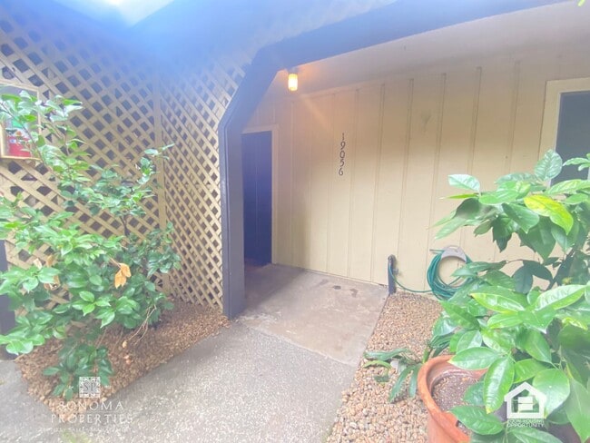 Building Photo - Inviting 1BD/1BA Apartment in Landscaped Sonoma Complex – Close to Everything! Unit 19056