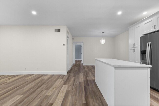 Building Photo - 8406 W Sample Rd Unit 226