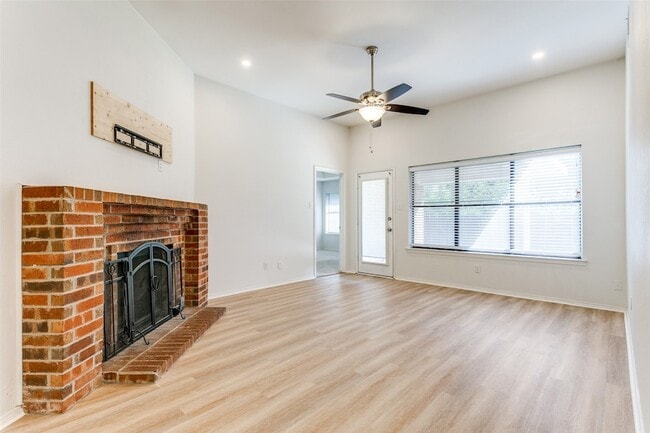 Photo - 215 Meadowbrook Ln