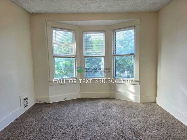 Building Photo - 86 Hurlburt Ave Unit Upper