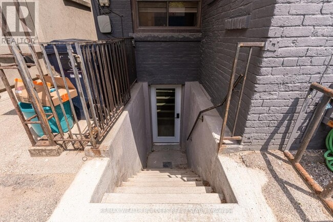 Photo - 2443 Dundas St W
