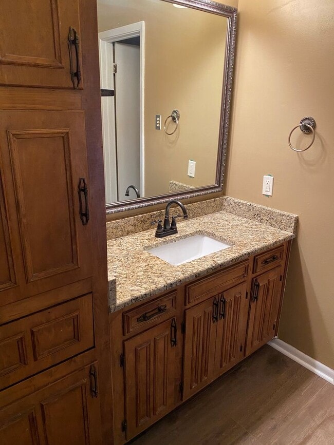 Building Photo - NEWLY UPDATED IN CARRIAGE SQUARE Rental