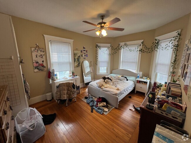 Building Photo - 9/1 Spacious Davis Sq 3BR w/EIK right by T... Rental