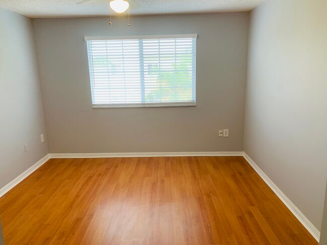 2nd bedroom - 900 Crestwood Ct S Unit 907
