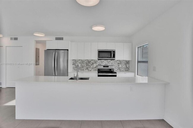 Building Photo - 2 bedroom in Hallandale FL 33009 Rental