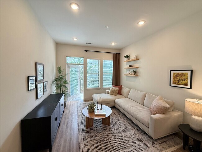 Photo - 641 W Crosstimbers St Unit 112