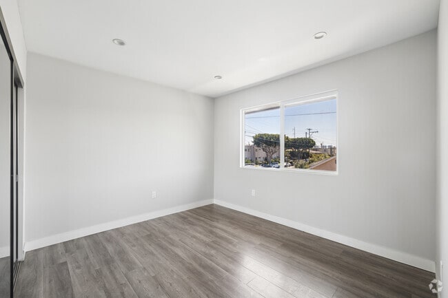 2BR, 1BA - 900SF - Bedroom