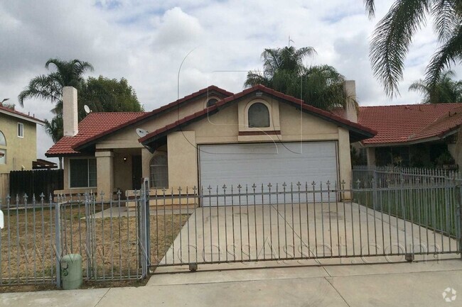 Building Photo - Lovely 3 Bed/2 Bath Home Located In Fabulo...