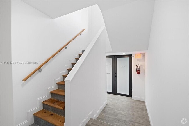 Building Photo - 1721 SW 13th St Unit 4 Rental
